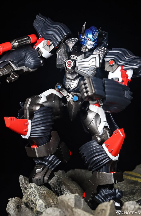 Flame Toys Furai Action Optimus Primal In Hand Images  (12 of 12)